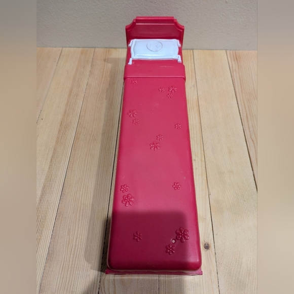 Barbie MattelRed Bed - Picture 1 of 6